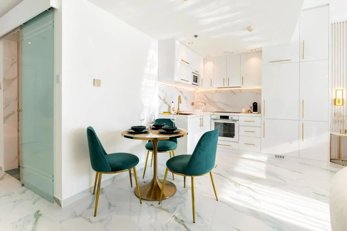 First Class Studio Chic Modern Urban Escape Dubai